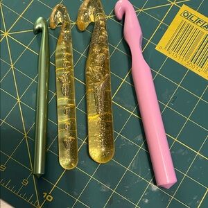 Assorted Crochet Hooks Set - Green, Gold, Pink